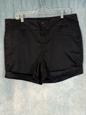 torrid mid rise black shorts